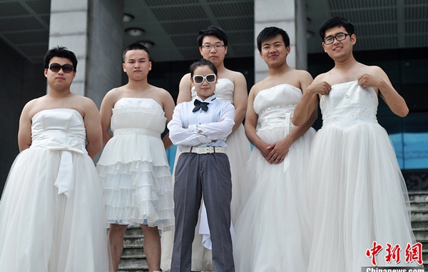 Trung Quốc: Nam sinh mặc váy cưới chụp ảnh kỉ niệm lễ tốt nghiệp 1
