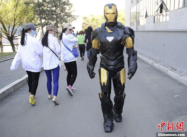 Trung Quốc: Iron Man bằng... xốp hiên ngang đi vào trường 1