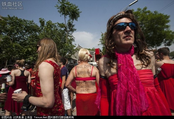 Phì cười với cuộc thi chạy "váy đỏ" tại Trung Quốc 2