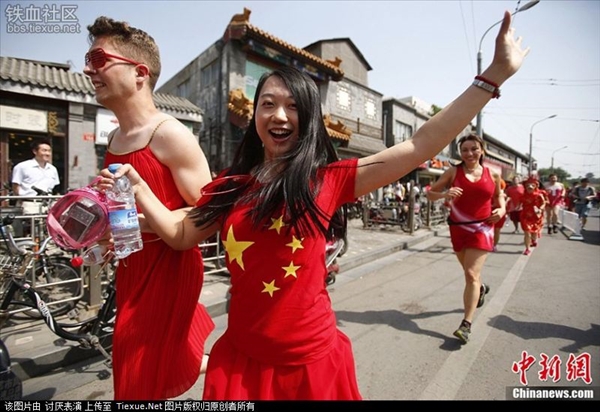 Phì cười với cuộc thi chạy "váy đỏ" tại Trung Quốc 5