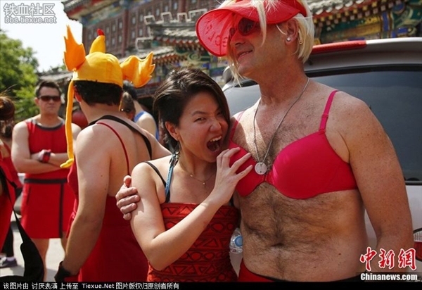 Phì cười với cuộc thi chạy "váy đỏ" tại Trung Quốc 6