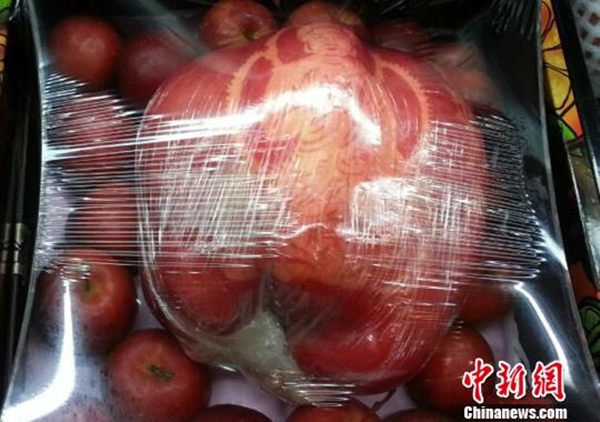 Quả t&aacute;o khổng lồ nặng 1,2kg gi&aacute; l&ecirc;n tới hơn 20 triệu đồng 1
