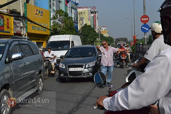 Người đàn ông 20 năm luôn xuất hiện ở những nơi kẹt xe giữa Sài Gòn 2