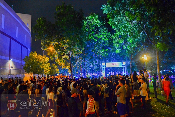 Hàng nghìn người dân Sài Gòn háo hức đi xem lễ hội ánh sáng 1