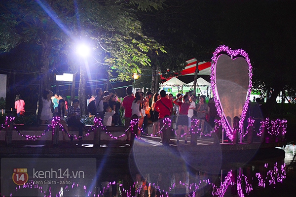 Hàng nghìn người dân Sài Gòn háo hức đi xem lễ hội ánh sáng 6