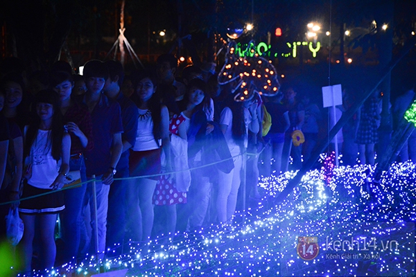Hàng nghìn người dân Sài Gòn háo hức đi xem lễ hội ánh sáng 7