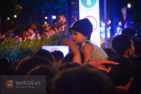 Hàng nghìn người dân Sài Gòn háo hức đi xem lễ hội ánh sáng 10