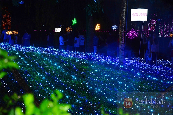 Hàng nghìn người dân Sài Gòn háo hức đi xem lễ hội ánh sáng 3