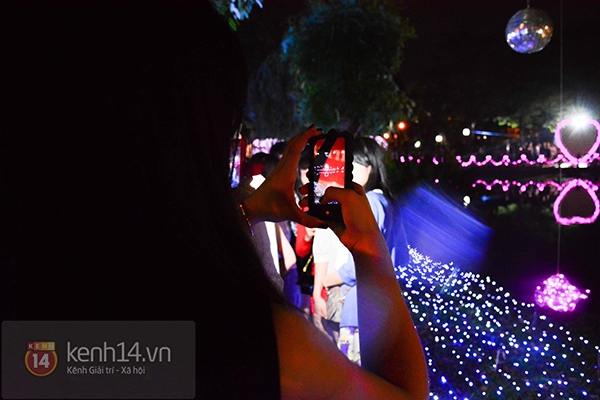 Hàng nghìn người dân Sài Gòn háo hức đi xem lễ hội ánh sáng 4