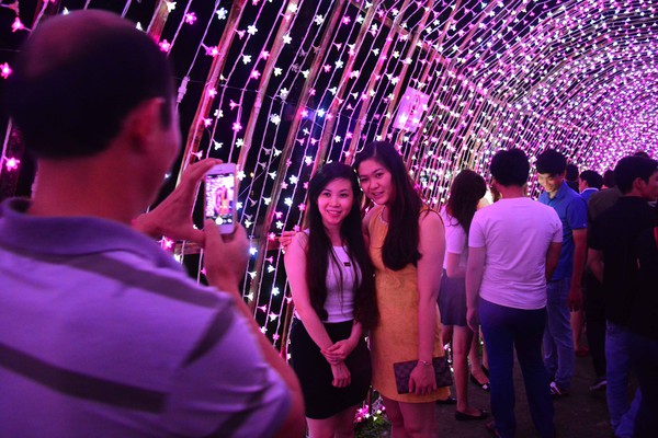 Hàng nghìn người dân Sài Gòn háo hức đi xem lễ hội ánh sáng 9