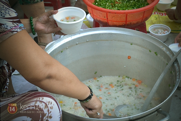 Con hẻm của hàng trăm suất cơm miễn phí cho người nghèo ở Sài Gòn 3