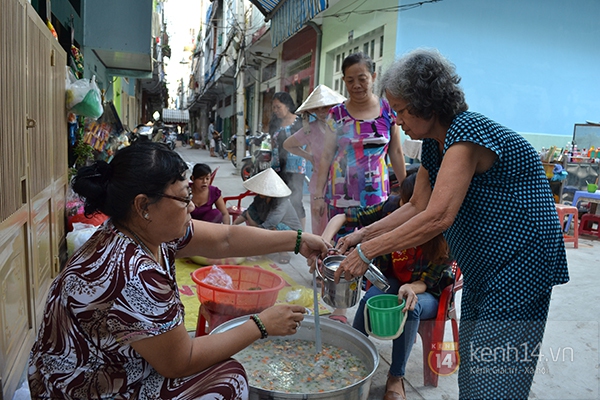 Con hẻm của hàng trăm suất cơm miễn phí cho người nghèo ở Sài Gòn 4