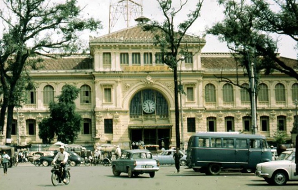 Bưu điện trung tâm lạc lõng giữa không gian Sài Gòn vì màu vàng rực 10