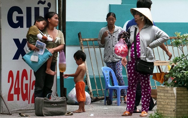 "Ở đây vui lắm, không ai đánh và bắt con đi ăn xin nữa" 4