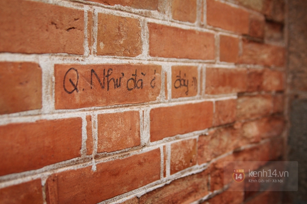 Giật m&igrave;nh nh&igrave;n những mảng tường của Nh&agrave; thờ Đức B&agrave; bị "vẽ bậy" kh&ocirc;ng thương tiếc 6