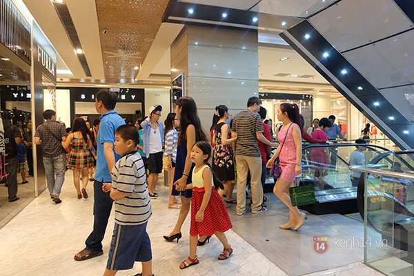Trung tâm thương mại Sài Gòn, Hà Nội chật kín trong những ngày đầu năm mới 13