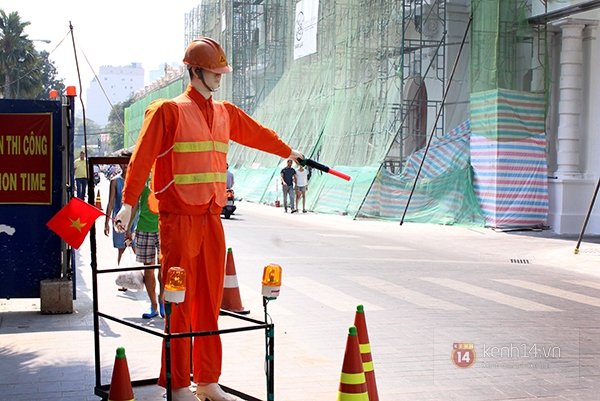 Người Sài Gòn thích thú với robot "điển trai" điều tiết giao thông 1