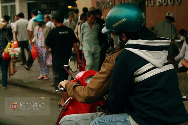 Chùm ảnh: Sài Gòn lạnh như mùa đông Hà Nội, người dân co ro xuống phố 3