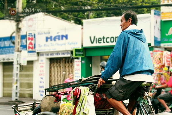 Chùm ảnh: Sài Gòn lạnh như mùa đông Hà Nội, người dân co ro xuống phố 5