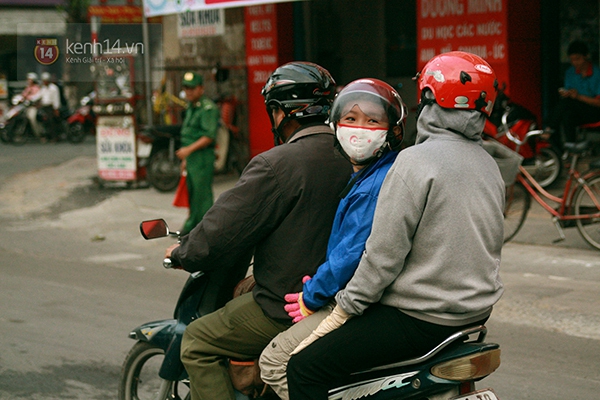 Chùm ảnh: Sài Gòn lạnh như mùa đông Hà Nội, người dân co ro xuống phố 10