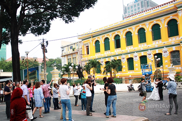 Bưu điện trung tâm lạc lõng giữa không gian Sài Gòn vì màu vàng rực 5