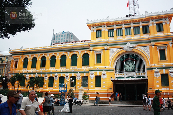 Bưu điện trung tâm lạc lõng giữa không gian Sài Gòn vì màu vàng rực 2