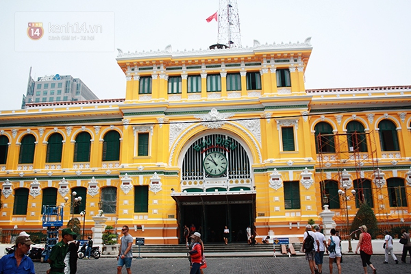 Bưu điện trung tâm lạc lõng giữa không gian Sài Gòn vì màu vàng rực 12