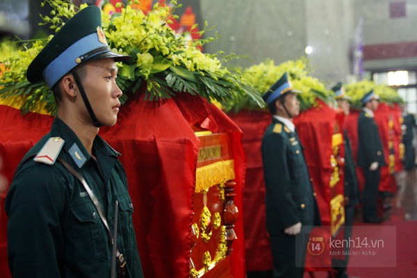 Nghẹn ngào tiễn đưa 4 chiến sĩ hy sinh về nơi an nghỉ cuối cùng 4