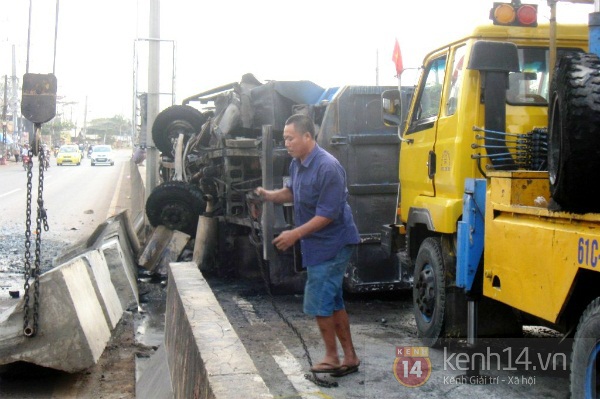 Xe ben bốc cháy ngùn ngụt trên quốc lộ 1K 5