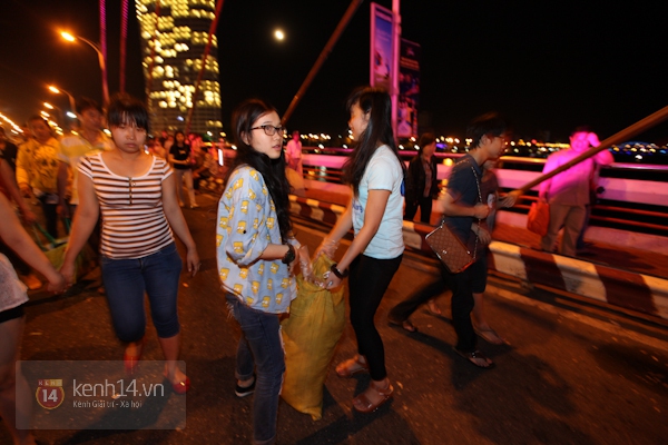 Giới trẻ rủ nhau dọn dẹp th&agrave;nh phố sau khai mạc ph&aacute;o hoa 1