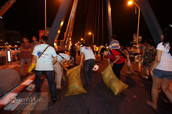 Giới trẻ rủ nhau dọn dẹp thành phố sau khai mạc pháo hoa 2