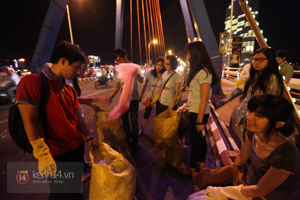Giới trẻ rủ nhau dọn dẹp thành phố sau khai mạc pháo hoa 17