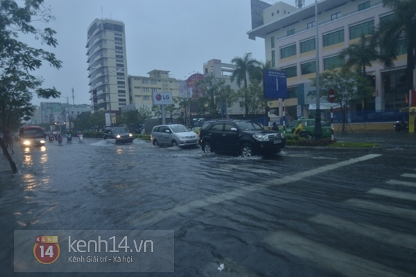 Đà Nẵng mưa lớn ngập lụt vì bão, học sinh toàn thành phố nghỉ học 3