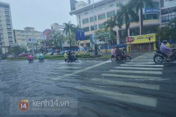 Đà Nẵng mưa lớn ngập lụt vì bão, học sinh toàn thành phố nghỉ học 4