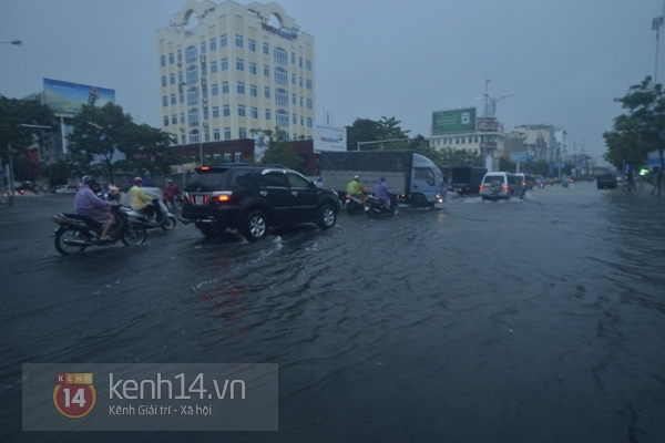 Đà Nẵng mưa lớn ngập lụt vì bão, học sinh toàn thành phố nghỉ học 5