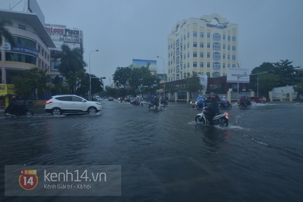 Đà Nẵng mưa lớn ngập lụt vì bão, học sinh toàn thành phố nghỉ học 6