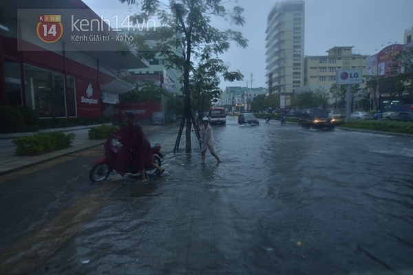 Đà Nẵng mưa lớn ngập lụt vì bão, học sinh toàn thành phố nghỉ học 8