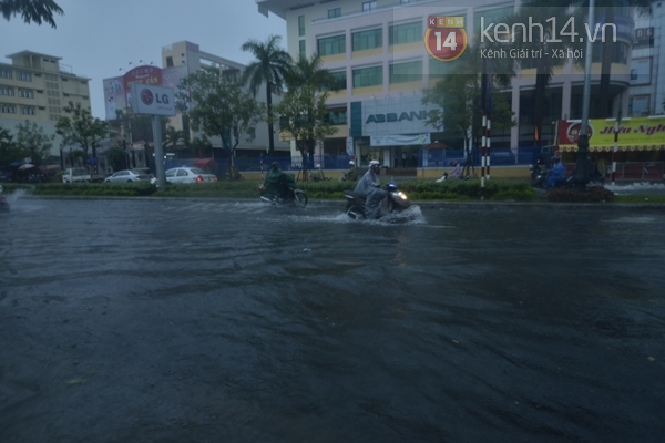 Đà Nẵng mưa lớn ngập lụt vì bão, học sinh toàn thành phố nghỉ học 9