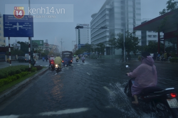 Đà Nẵng mưa lớn ngập lụt vì bão, học sinh toàn thành phố nghỉ học 10