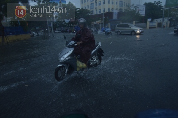 Đà Nẵng mưa lớn ngập lụt vì bão, học sinh toàn thành phố nghỉ học 11