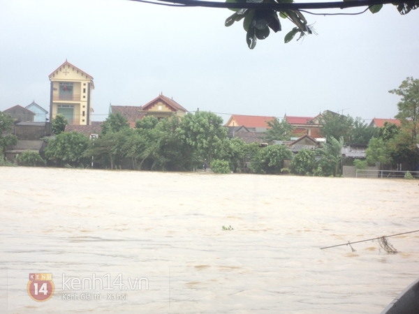 Đà Nẵng mưa lớn ngập lụt vì bão, học sinh toàn thành phố nghỉ học 16