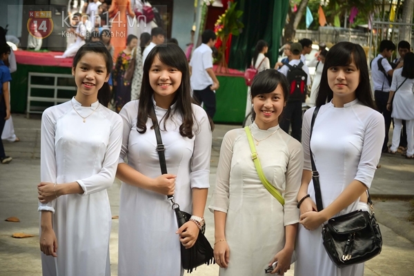 Teen Đà Nẵng xinh xắn trong tà áo dài trắng mừng năm học mới 19