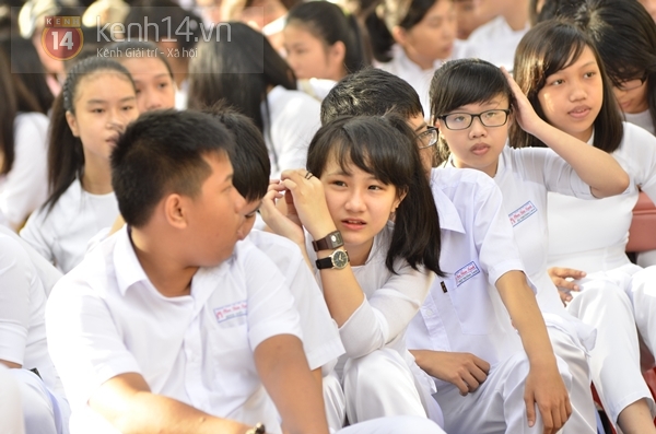 Teen Đà Nẵng xinh xắn trong tà áo dài trắng mừng năm học mới 6