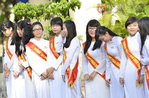 Teen Đà Nẵng xinh xắn trong tà áo dài trắng mừng năm học mới 8