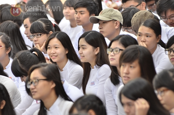 Teen Đà Nẵng xinh xắn trong tà áo dài trắng mừng năm học mới 10