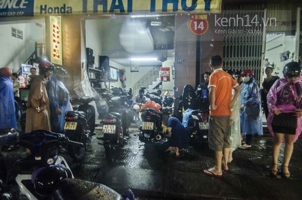 Đường ngập do bão, xe chết máy hàng loạt trên các tuyến phố Đà Nẵng 7