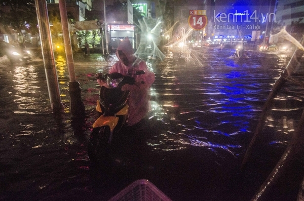 Đường ngập do bão, xe chết máy hàng loạt trên các tuyến phố Đà Nẵng 2