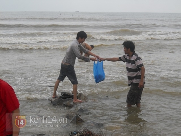 Đà Nẵng: Sau bão, người dân đổ xô ra biển nhặt nghêu  5