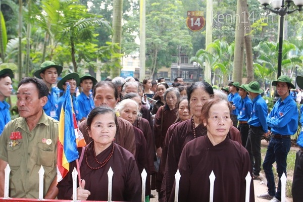 Hết giờ Lễ viếng Quốc tang, nhiều người dân vẫn xếp hàng vào viếng Đại tướng 106