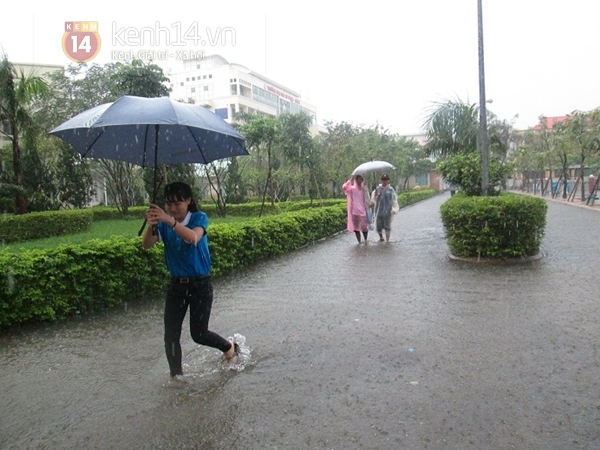 Mưa lớn ngập trường, sinh viên Đà Nẵng bì bõm lội nước đến lớp 2